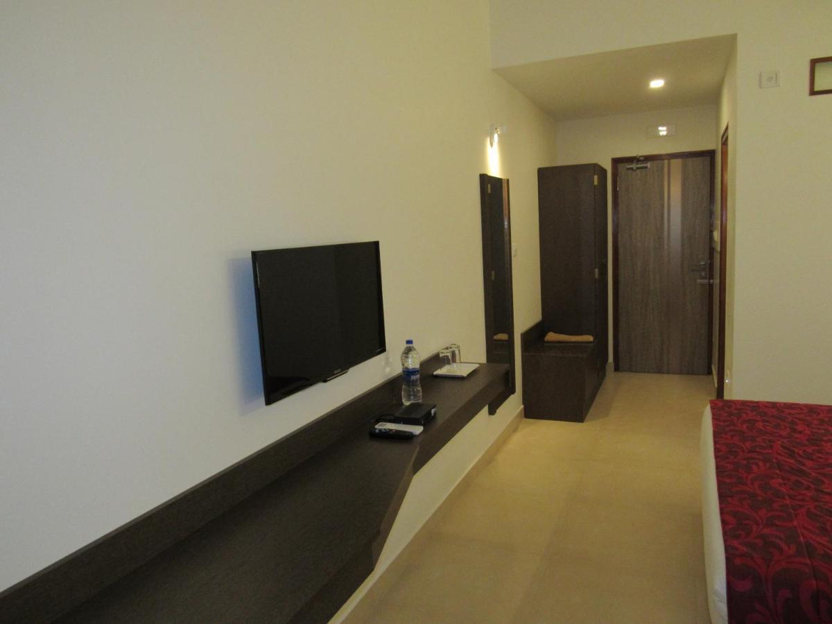 Palguni Residency Hotel Hassan Exterior photo